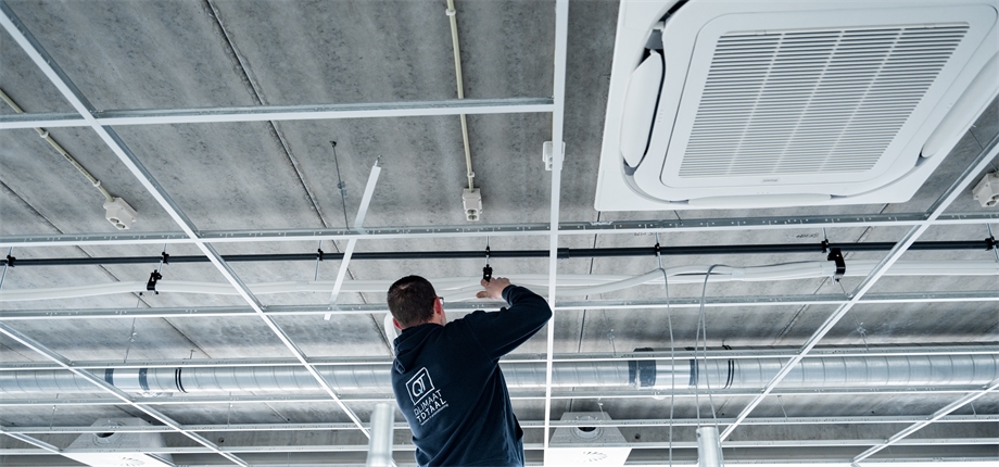 monteur aan het werk voor verwarmen met airco ervaring